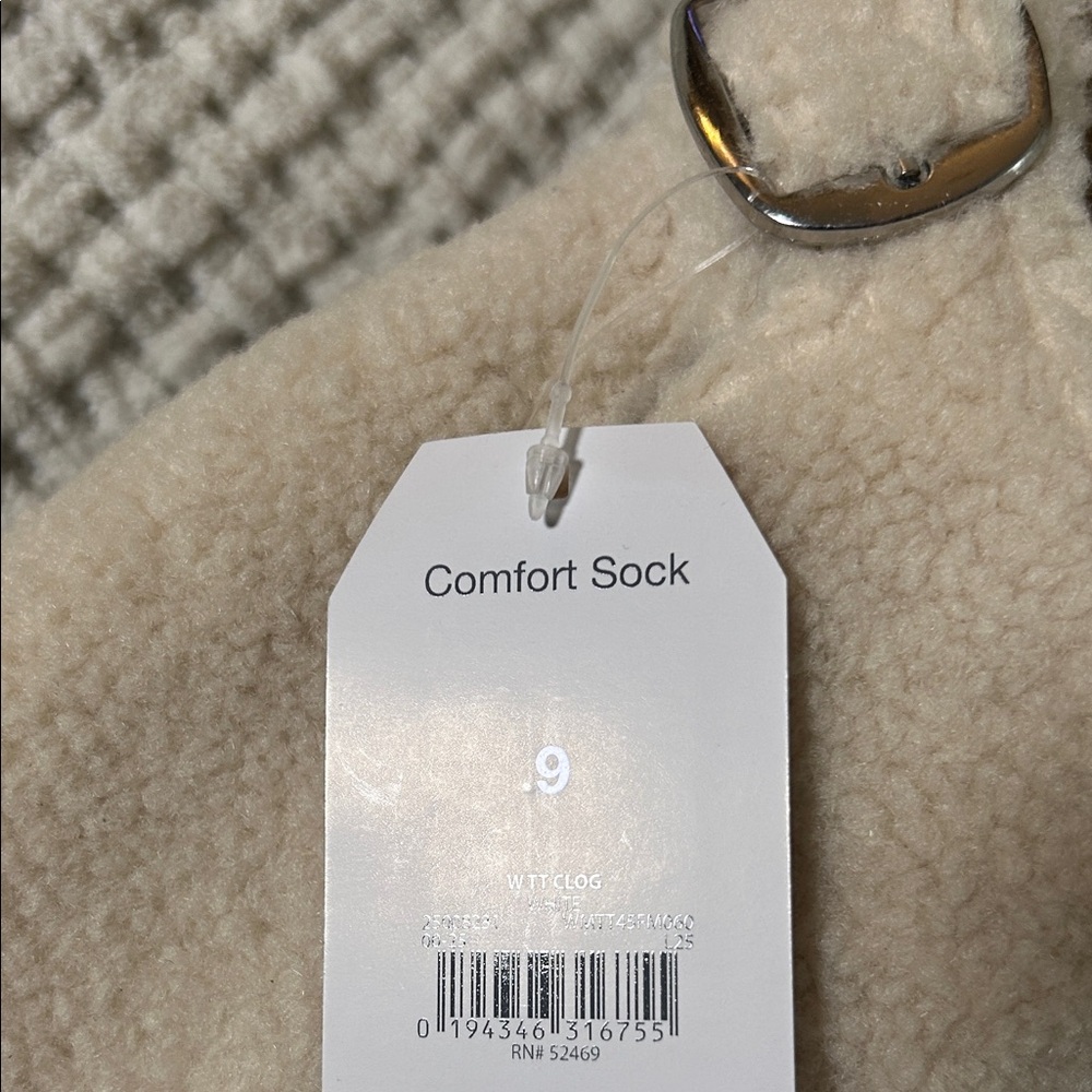 Time and Tru Beige Fleece Slippers - Picture 6 of 8